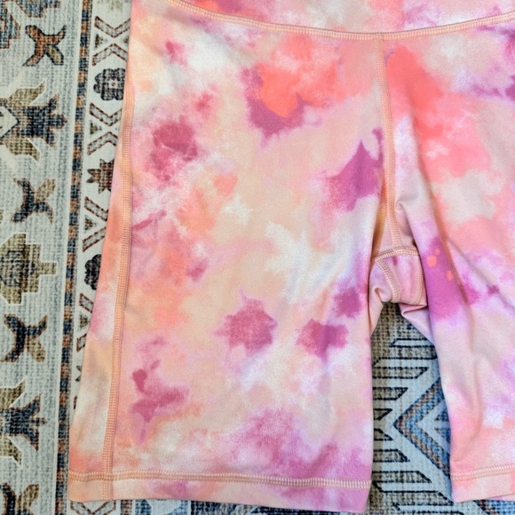 GapFit Women’s Pink Tie-Dye High Rise Biker Shorts Size Medium - Picture 2 of 8